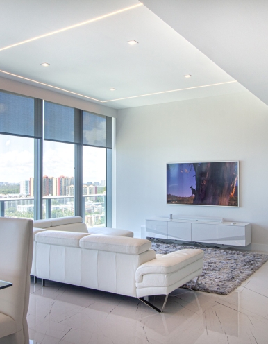 02-living-audiovisual-windows-treatment