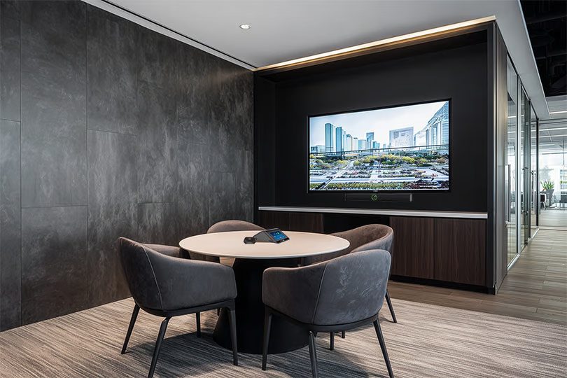 Hybrid huddle space with wireless Teams, Zoom, or Webex UC in Fort Lauderdale